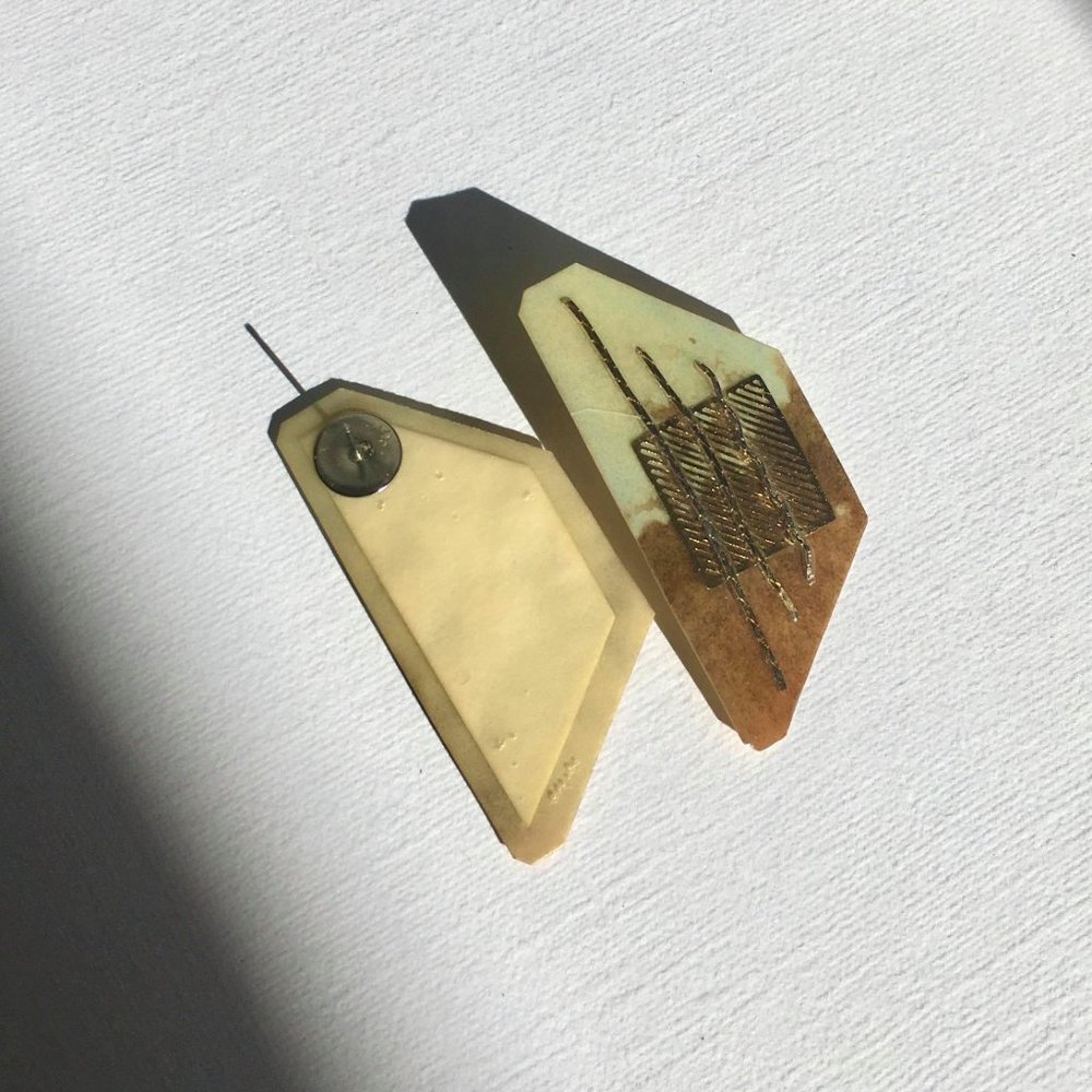 Vintage Gold and Resin Stud Statement Earrings - Picture 3 of 3